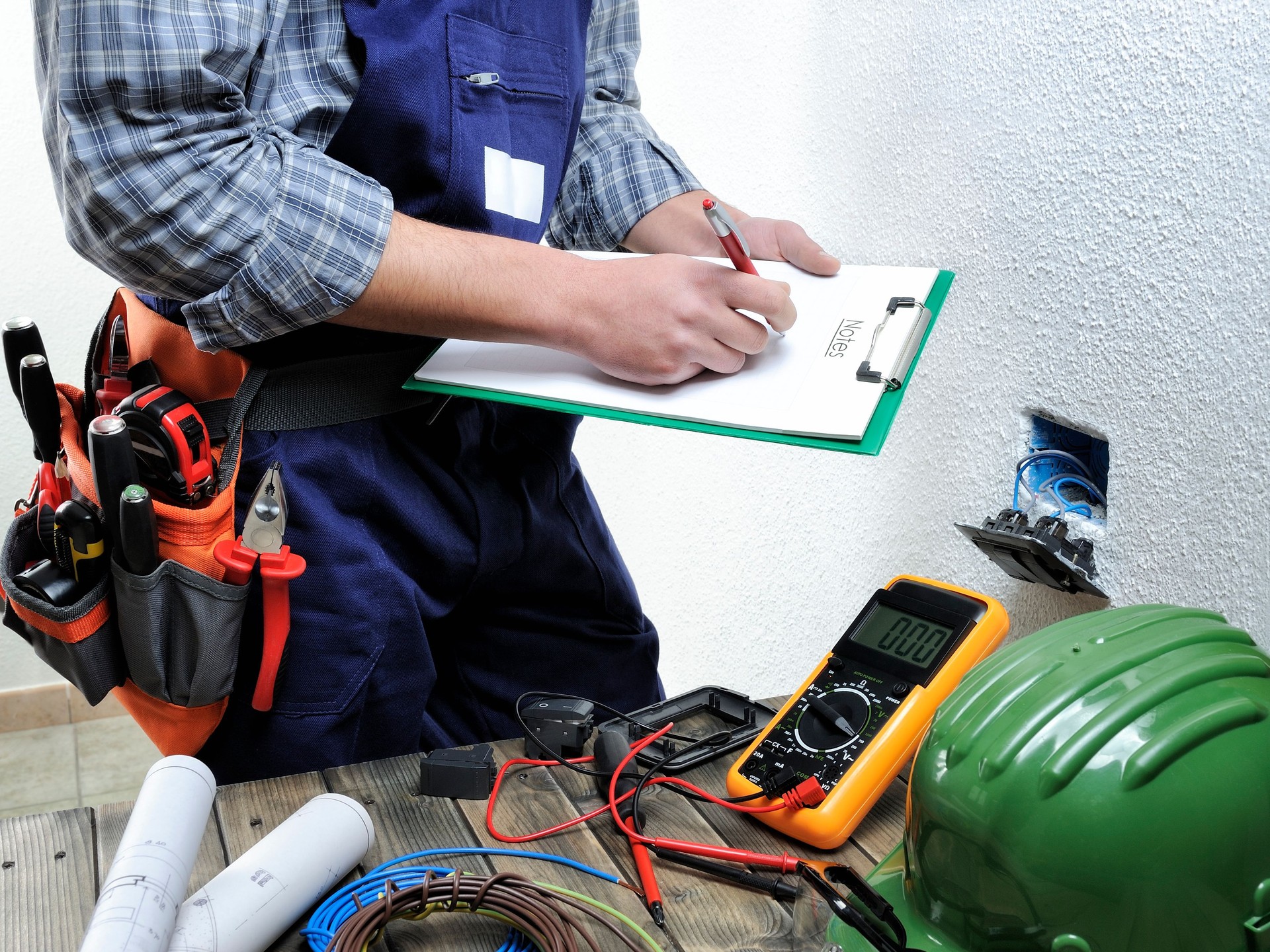 Eletricista de jovens trabalhando em uma instalação elétrica residencial