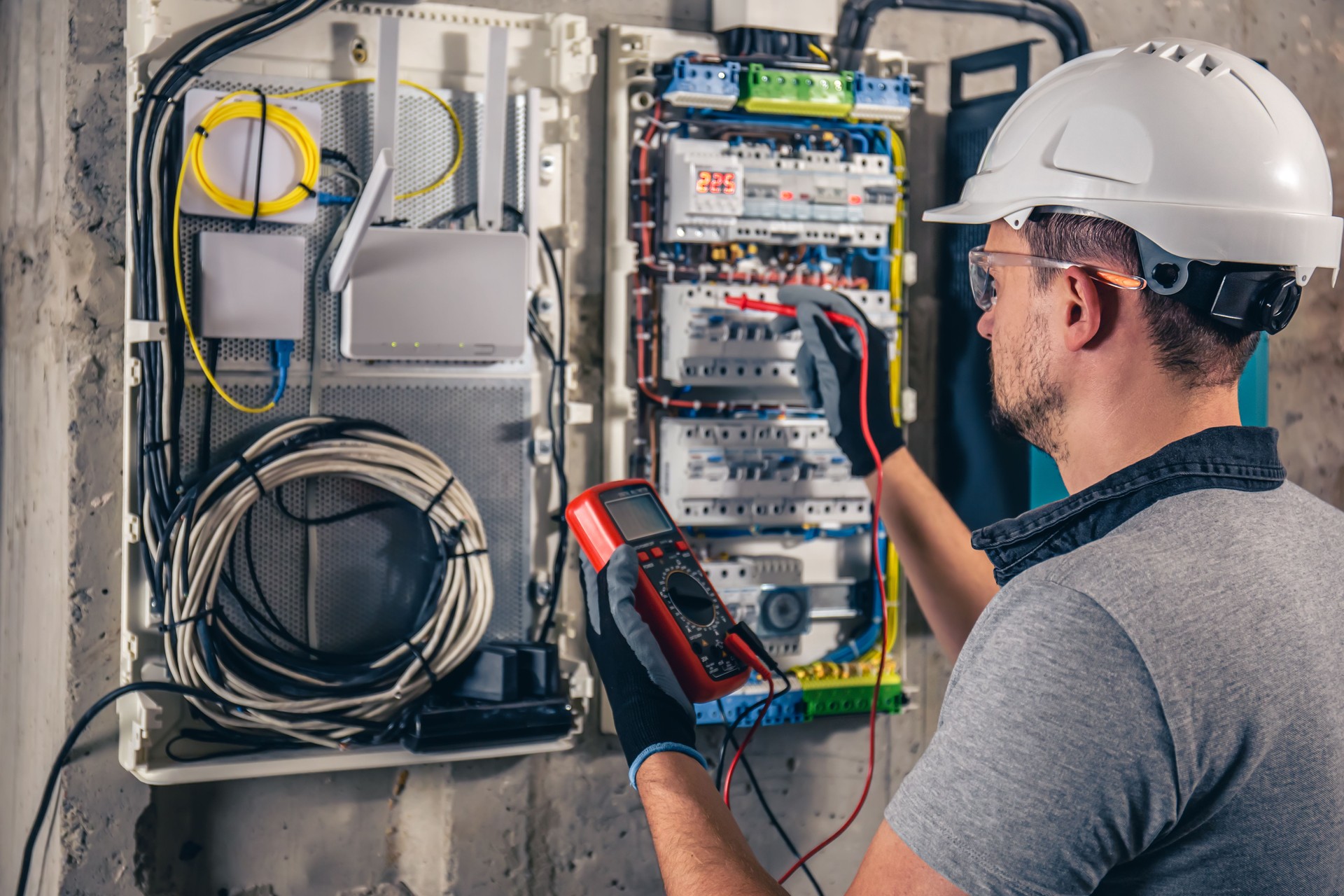 Cara, um técnico elétrico trabalhando em uma central com fusíveis.